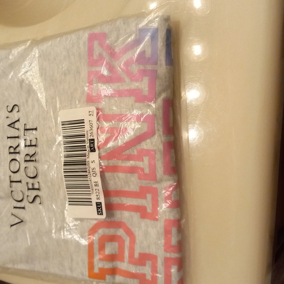 NWT'S PINK VS TEE - Picture 5 of 5